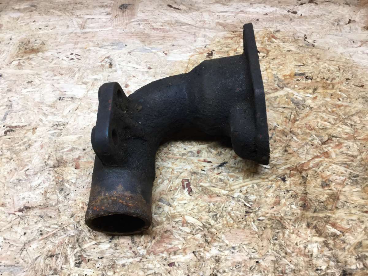 Hanomag R27 Kühlrohr Flansch Motor D21 | Huber Parts